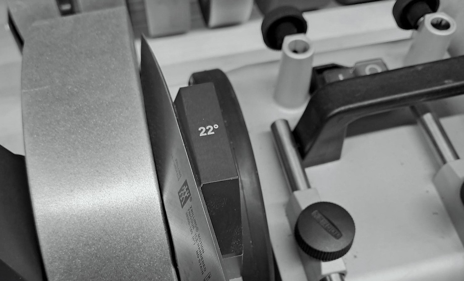 Messerschneide mit Diamantschleifscheibe polieren